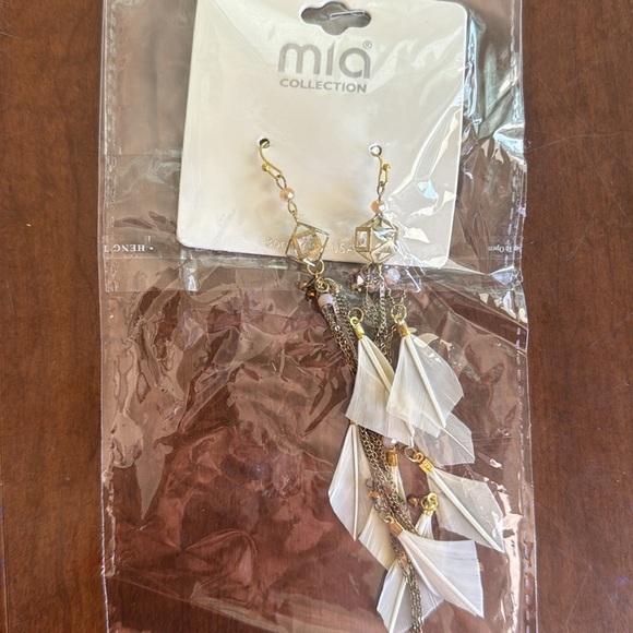 Mia Collection Gold White Feather Dangle Earrings Boho - Picture 2 of 3